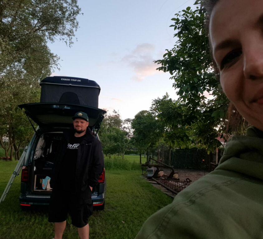 Zeigt einen Caddy Maxi Camper mit Dachzelt